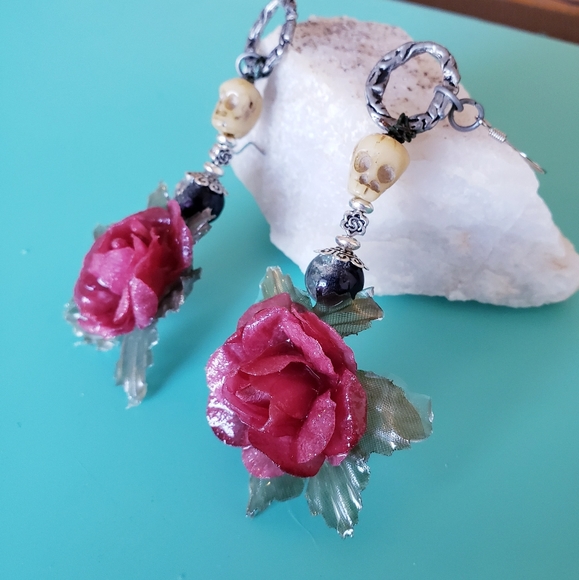 ☠🌺 Skulls + roses earrings - Picture 1 of 5